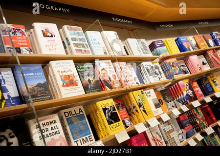 Die veröffentlichten Titel füllen die Bücherregale in der Piccadilly-Filiale der Waterstones-Buchhandlung und insbesondere das Buch „A Luccily Woman: A Country Doctor's Story“ von Polly Morland am 7.. Januar 2022 in London, England. Stockfoto