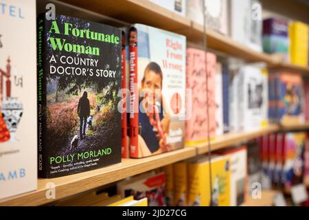 Die veröffentlichten Titel füllen die Bücherregale in der Piccadilly-Filiale der Waterstones-Buchhandlung und insbesondere das Buch „A Luccily Woman: A Country Doctor's Story“ von Polly Morland am 7.. Januar 2022 in London, England. Stockfoto