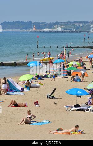 Boscombe, Bournemouth, Dorset, Großbritannien, 17.. Juni 2022, Wetter. Es wird der heißeste Tag des Jahres sein, so weit die kurzen Hitzewellen ihren Höhepunkt erreichen. Die Leute fahren zum Strand, um die Sonne und etwas frischere Meeresluft zu genießen. Kredit: Paul Biggins/Alamy Live Nachrichten Stockfoto