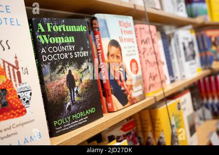 Die veröffentlichten Titel füllen die Bücherregale in der Piccadilly-Filiale der Waterstones-Buchhandlung und insbesondere das Buch „A Luccily Woman: A Country Doctor's Story“ von Polly Morland am 7.. Januar 2022 in London, England. Stockfoto