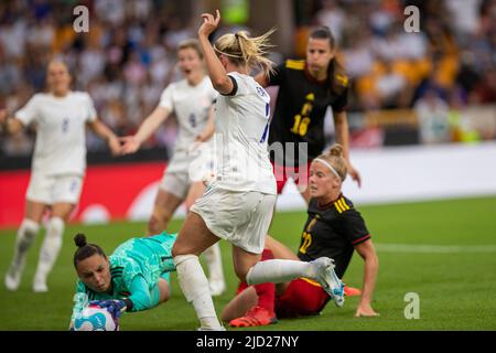 Donnerstag, 16. Juni 2022. Beth Mead Und Nicky Evrard. England gegen Belgien. International freundlich im Molineux Stadium (Wolverhampton, Großbritannien). Stockfoto