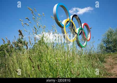 Zehn Jahre nach den Olympischen Spielen in London 2012 hier in Stratford, ist eine Landschaft der Natur, die die ursprünglichen Olympischen Ringe im Queen Elizabeth Olympic Park, am 14.. Juni 2022, in London, England umgibt. Der ehemalige Austragungsort der Olympischen Spiele wurde von einem alten Industriegebiet kontrovers umgestaltet. Das versprochene Erbe ist eine Grünfläche, die heute als Elizabeth Park bekannt ist, der ein Lebensraum für Wildtiere bleibt und dessen Mittelpunkt immer noch das Velodrome und das Aquatic Center ist, das von der Öffentlichkeit genutzt wird, während das wichtigste olympische Statium der West Ham Football Club ist. Stockfoto