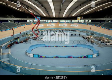 Zehn Jahre nach den Olympischen Spielen in London 2012 hier in Stratford, ist eine Innenansicht des Lee Valley Velopark im Queen Elizabeth Olympic Park, am 14.. Juni 2022, in London, England. Der ehemalige Austragungsort der Olympischen Spiele wurde von einem alten Industriegebiet kontrovers umgestaltet. Das versprochene Erbe ist eine Grünfläche, die heute als Queen Elizabeth Olympic Park bekannt ist, der ein Lebensraum für Wildtiere bleibt und dessen Mittelpunkt immer noch das Velodrom und das Aquatic Center ist, das von der Öffentlichkeit genutzt wird, während das wichtigste olympische Statium die Heimat des West Ham Football Club ist. Stockfoto