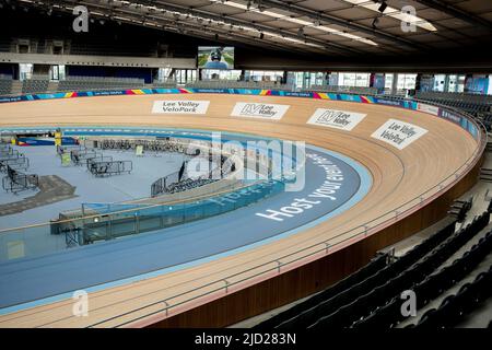 Zehn Jahre nach den Olympischen Spielen in London 2012 hier in Stratford, ist eine Innenansicht des Lee Valley Velopark im Queen Elizabeth Olympic Park, am 14.. Juni 2022, in London, England. Der ehemalige Austragungsort der Olympischen Spiele wurde von einem alten Industriegebiet kontrovers umgestaltet. Das versprochene Erbe ist eine Grünfläche, die heute als Queen Elizabeth Olympic Park bekannt ist, der ein Lebensraum für Wildtiere bleibt und dessen Mittelpunkt immer noch das Velodrom und das Aquatic Center ist, das von der Öffentlichkeit genutzt wird, während das wichtigste olympische Statium die Heimat des West Ham Football Club ist. Stockfoto