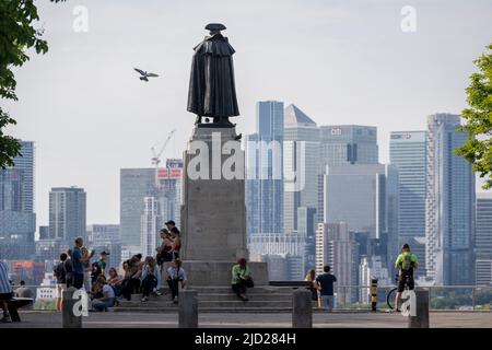 Besucher versammeln sich am 16.. Juni 2022 in London, England, am Fuße der Statue von General James Wolfe im Greenwich Park. Greenwich Park ist ein ehemaliger Jagdpark und einer der größten Grünflächen im Südosten Londons. Stockfoto