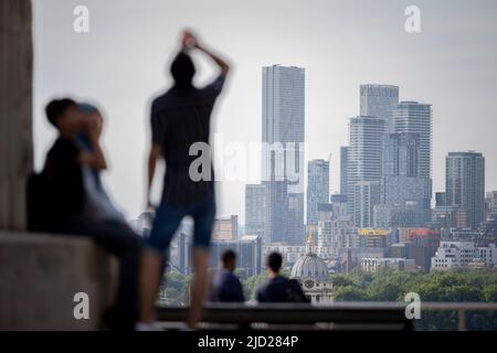 Besucher versammeln sich am 16.. Juni 2022 in London, England, am Fuße der Statue von General James Wolfe im Greenwich Park. Greenwich Park ist ein ehemaliger Jagdpark und einer der größten Grünflächen im Südosten Londons. Stockfoto