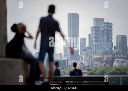 Besucher versammeln sich am 16.. Juni 2022 in London, England, am Fuße der Statue von General James Wolfe im Greenwich Park. Greenwich Park ist ein ehemaliger Jagdpark und einer der größten Grünflächen im Südosten Londons. Stockfoto