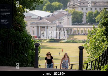 Besucher des Greenwich Park erklimmen am 16.. Juni 2022 in London, England, die steile Steigung des Hügels, der zum Royal Observatory führt. Greenwich Park ist ein ehemaliger Jagdpark und einer der größten Grünflächen im Südosten Londons. Stockfoto
