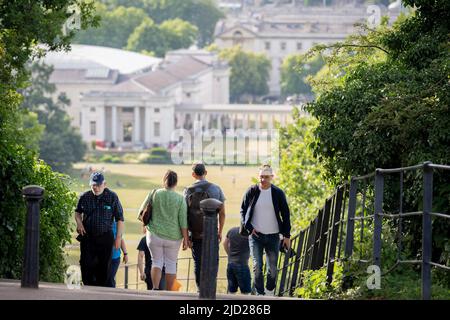 Besucher des Greenwich Park erklimmen am 16.. Juni 2022 in London, England, die steile Steigung des Hügels, der zum Royal Observatory führt. Greenwich Park ist ein ehemaliger Jagdpark und einer der größten Grünflächen im Südosten Londons. Stockfoto