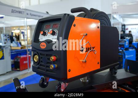 Die moderne halbautomatische Schweißmaschine Jasic präsentierte sich auf dem Stand. Branchenmesse. 17. November 2021. Kiew, Ukraine Stockfoto