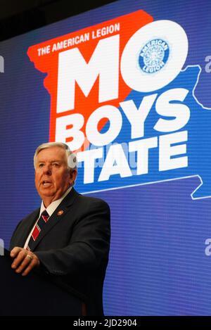 St. Charles, Usa. 17.. Juni 2022. Der Gouverneur von Missouri, Mike Parson, macht am Donnerstag, dem 16. Juni 2022, bei der Eröffnungszeremonie des Mo. Boys State and Girls State of Missouri, der jährlichen Konferenz an der Lindenwood University in St. Charles, Missouri, Bemerkungen. Foto von Bill Greenblatt/UPI Credit: UPI/Alamy Live News Stockfoto