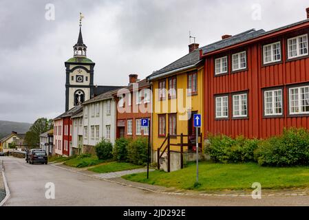 Straße in Röros, einer Stadt auf der UNESCO-Welterbestätte-Liste, in Tröndelag, Norwegen. Stockfoto