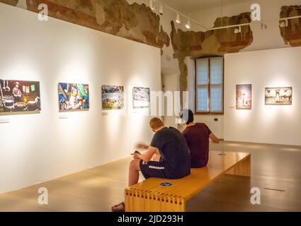 Ausstellung des berühmten Fotografen Steve Mc Curry im Palazzo delle Albere, einem Renaissance-Gebäude in Trient, Trentino-Südtirol Stockfoto