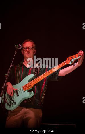 Simone Pagani, Bassistin von Pinguini Tattici Nucleari während des Pinguini Tattici Nucleari, Musikkonzert in Padova, Italien, Juni 16 2022 Stockfoto