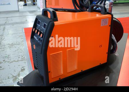 Moderne Schweißmaschine Jasic auf Stand vorgestellt. Branchenmesse. 17. November 2021. Kiew, Ukraine Stockfoto