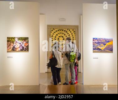 Ausstellung des berühmten Fotografen Steve Mc Curry im Palazzo delle Albere, einem Renaissance-Gebäude in Trient, Trentino-Südtirol Stockfoto