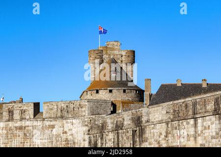 SAINT MALO, FRANKREICH - 3. SEPTEMBER 2019: Dies sind die Stadtmauern und der Bergfried der herzoglichen Festung mit der Flagge der Stadt. Stockfoto