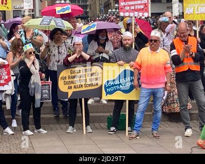 Hamburg, Deutschland. 17.. Juni 2022. Mitarbeiter von Gastronomiebetrieben demonstrieren vor dem Rathaus. Mehrere hundert Gastronomiearbeiter verschiedener Unternehmen demonstrierten für die Übernahme der Kosten für Schulmahlzeiten, die aufgrund der Inflation und des Ukraine-Krieges gestiegen sind. Quelle: Markus Klemm/dpa/Alamy Live News Stockfoto