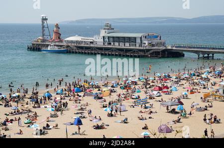 Die Menschen genießen das warme Wetter am Bournemouth Strand in Dorset. Laut dem Met Office wird in London mit 34C (93,2F) und möglicherweise einigen Stellen in East Anglia am Freitag gerechnet. Bilddatum: Freitag, 17. Juni 2022. Stockfoto