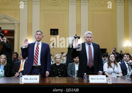 Der ehemalige Chefberater von Vizepräsident Mike Pence Greg Jacob (L) und der ehemalige Richter des US-Berufungsgerichts für den vierten Bundeskreis, J. Michael Luttig (R), sind vereidigt, während einer öffentlichen Anhörung des House Select Committee zur Untersuchung des Angriffs auf das US-Kapitol vom 6.. Januar auszusagen, Auf dem Capitol Hill in Washington, DC, USA, 16. Juni 2022. Es wird erwartet, dass der Ausschuss mindestens sechs öffentliche Anhörungen abhalten wird.Quelle: Michael Reynolds/Pool via CNP /MediaPunch Stockfoto