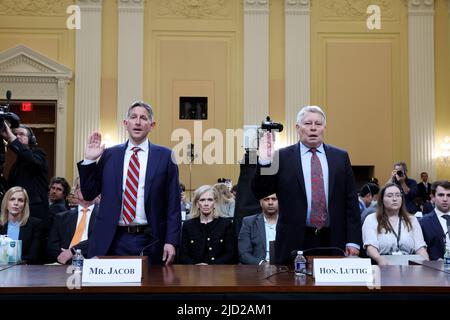 Der ehemalige Chefberater von Vizepräsident Mike Pence Greg Jacob (L) und der ehemalige Richter des US-Berufungsgerichts für den vierten Bundeskreis, J. Michael Luttig (R), sind vereidigt, während einer öffentlichen Anhörung des House Select Committee zur Untersuchung des Angriffs auf das US-Kapitol vom 6.. Januar auszusagen, Auf dem Capitol Hill in Washington, DC, USA, 16. Juni 2022. Es wird erwartet, dass der Ausschuss mindestens sechs öffentliche Anhörungen abhalten wird.Quelle: Michael Reynolds/Pool via CNP /MediaPunch Stockfoto