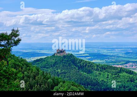 Blick auf die Burg Hohenzollern, den Stammsitz des Hauses Hohenzollern, von Raichberg auf der Zollernalb bei Albstadt, Baden-Württemberg, Deutschland. Stockfoto