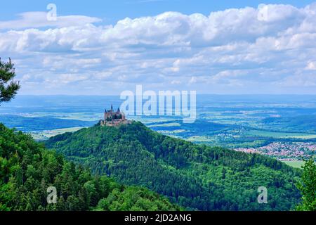 Blick auf die Burg Hohenzollern, den Stammsitz des Hauses Hohenzollern, von Raichberg auf der Zollernalb bei Albstadt, Baden-Württemberg, Deutschland. Stockfoto
