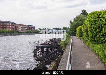 Ein Blick am Flussufer von Stockton auf Tees, England, mit einem alten hölzernen Steg und der Victoria Bridge im Hintergrund Stockfoto