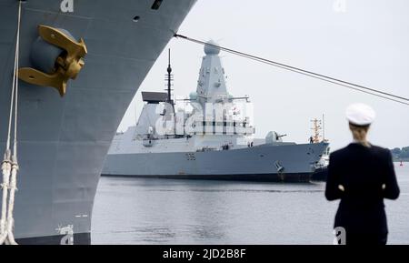 17. Juni 2022, Schleswig-Holstein, Kiel: Der britische Zerstörer 'HMS Defender' der Royal Navy tritt nach dem Ende des Baltic Operations (BALTOPS)-Manövers in den Marinestützpunkt ein. Nach Angaben der Marine haben seit Juni 5 45 Schiffe und Boote, 75 Flugzeuge und rund 7.000 Soldaten aus 14 NATO-Ländern sowie Finnland und Schweden an der Übung auf der Ostsee teilgenommen. Das von der US-Marine angeführte Manöver wird seit 1972 jährlich abgehalten, dieses Jahr zum 51.. Mal. Foto: Marcus Brandt/dpa Stockfoto