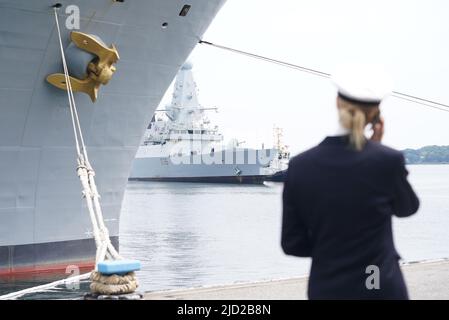 17. Juni 2022, Schleswig-Holstein, Kiel: Der britische Zerstörer 'HMS Defender' der Royal Navy tritt nach dem Ende des Baltic Operations (BALTOPS)-Manövers in den Marinestützpunkt ein. Nach Angaben der Marine haben seit Juni 5 45 Schiffe und Boote, 75 Flugzeuge und rund 7.000 Soldaten aus 14 NATO-Ländern sowie Finnland und Schweden an der Übung auf der Ostsee teilgenommen. Das von der US-Marine angeführte Manöver wird seit 1972 jährlich abgehalten, dieses Jahr zum 51.. Mal. Foto: Marcus Brandt/dpa Stockfoto