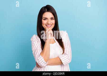 Portrait von attraktiven fröhlich zuversichtlich langhaarige Mädchen, die Entscheidung isoliert über blauen Pastellfarben Hintergrund Stockfoto