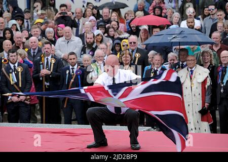 Selkirk Ex-Soldiers Association, Mr. William Mein, Casting of His Associations Flag (Standard), das während des Common Riding, einem der ältesten Borders Festivals der Stadt, am 17. Juni 2022 in Selkirk, Schottland, stattfindet. Das Ereignis aus der Schlacht von Flodden im Jahr 1513 erinnert an die Geschichte von Flodden, als Selkirk 80 Männer in den Kampf mit dem schottischen König schickte. Ein Mann kam zurück und trug eine blutbefleckte englische Flagge.der Höhepunkt des Tages ist, dass die Standardträger der Stadt und die Standardträger der Handwerksbetriebe und Verbände ihre Farben auf Selkirks altem Marktplatz warfen. (Foto: Rob Gray) Stockfoto