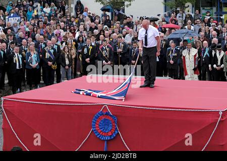 Selkirk Ex-Soldiers Association, Mr. William Mein, Casting of His Associations Flag (Standard), das während des Common Riding, einem der ältesten Borders Festivals der Stadt, am 17. Juni 2022 in Selkirk, Schottland, stattfindet. Das Ereignis aus der Schlacht von Flodden im Jahr 1513 erinnert an die Geschichte von Flodden, als Selkirk 80 Männer in den Kampf mit dem schottischen König schickte. Ein Mann kam zurück und trug eine blutbefleckte englische Flagge.der Höhepunkt des Tages ist, dass die Standardträger der Stadt und die Standardträger der Handwerksbetriebe und Verbände ihre Farben auf Selkirks altem Marktplatz warfen. (Foto: Rob Gray) Stockfoto