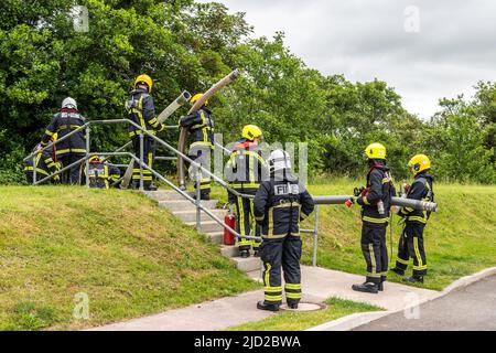 Bandon, West Cork, Irland. 17.. Juni 2022. Fünfzehn Feuerwehranwerber nahmen heute an der Schulung für tragbare Pumpen am Bandon River Teil. Die Rekruten aus verschiedenen Stationen in der Grafschaft Cork und dem Rest des Landes nutzten das Flusswasser als Teil ihrer Pumpentraining. Quelle: AG News/Alamy Live News Stockfoto