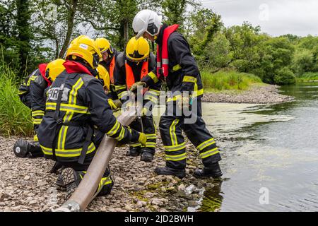 Bandon, West Cork, Irland. 17.. Juni 2022. Fünfzehn Feuerwehranwerber nahmen heute an der Schulung für tragbare Pumpen am Bandon River Teil. Die Rekruten aus verschiedenen Stationen in der Grafschaft Cork und dem Rest des Landes nutzten das Flusswasser als Teil ihrer Pumpentraining. Quelle: AG News/Alamy Live News Stockfoto