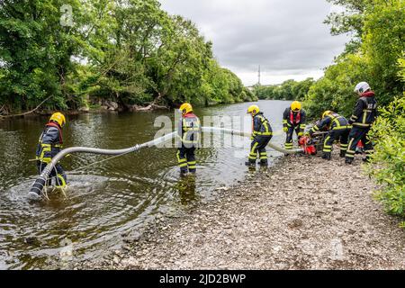 Bandon, West Cork, Irland. 17.. Juni 2022. Fünfzehn Feuerwehranwerber nahmen heute an der Schulung für tragbare Pumpen am Bandon River Teil. Die Rekruten aus verschiedenen Stationen in der Grafschaft Cork und dem Rest des Landes nutzten das Flusswasser als Teil ihrer Pumpentraining. Quelle: AG News/Alamy Live News Stockfoto