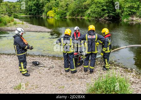 Bandon, West Cork, Irland. 17.. Juni 2022. Fünfzehn Feuerwehranwerber nahmen heute an der Schulung für tragbare Pumpen am Bandon River Teil. Die Rekruten aus verschiedenen Stationen in der Grafschaft Cork und dem Rest des Landes nutzten das Flusswasser als Teil ihrer Pumpentraining. Quelle: AG News/Alamy Live News Stockfoto