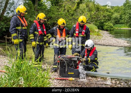 Bandon, West Cork, Irland. 17.. Juni 2022. Fünfzehn Feuerwehranwerber nahmen heute an der Schulung für tragbare Pumpen am Bandon River Teil. Die Rekruten aus verschiedenen Stationen in der Grafschaft Cork und dem Rest des Landes nutzten das Flusswasser als Teil ihrer Pumpentraining. Quelle: AG News/Alamy Live News Stockfoto