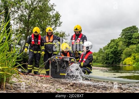 Bandon, West Cork, Irland. 17.. Juni 2022. Fünfzehn Feuerwehranwerber nahmen heute an der Schulung für tragbare Pumpen am Bandon River Teil. Die Rekruten aus verschiedenen Stationen in der Grafschaft Cork und dem Rest des Landes nutzten das Flusswasser als Teil ihrer Pumpentraining. Quelle: AG News/Alamy Live News Stockfoto