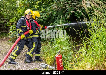 Bandon, West Cork, Irland. 17.. Juni 2022. Fünfzehn Feuerwehranwerber nahmen heute an der Schulung für tragbare Pumpen am Bandon River Teil. Die Rekruten aus verschiedenen Stationen in der Grafschaft Cork und dem Rest des Landes nutzten das Flusswasser als Teil ihrer Pumpentraining. Quelle: AG News/Alamy Live News Stockfoto