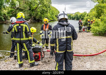 Bandon, West Cork, Irland. 17.. Juni 2022. Fünfzehn Feuerwehranwerber nahmen heute an der Schulung für tragbare Pumpen am Bandon River Teil. Die Rekruten aus verschiedenen Stationen in der Grafschaft Cork und dem Rest des Landes nutzten das Flusswasser als Teil ihrer Pumpentraining. Quelle: AG News/Alamy Live News Stockfoto