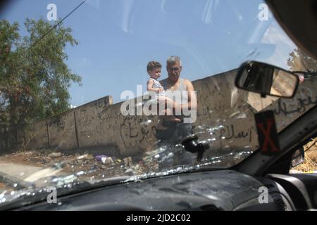 Jenin, Palästina. 27.. Mai 2022. Innenansicht eines Autos in der Stadt Jenin im besetzten Westjordanland, in dem drei Palästinenser getötet und ein weiterer durch Schüsse der israelischen Armee schwer verletzt wurden. Das palästinensische Gesundheitsministerium teilte mit, dass drei Palästinenser getötet und 10 verletzt wurden, als israelische Streitkräfte Jenin im besetzten Westjordanland überfielen. Kredit: SOPA Images Limited/Alamy Live Nachrichten Stockfoto