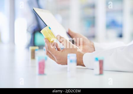 Online-Schulung. Ein Apotheker, der an einer digitalen Tablette arbeitet. Stockfoto