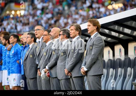 Borussia Monchengladbach, Deutschland. 14. Juni, 2022. Trainer Roberto MANCINI r. (ITA) und sein Team singen die Hymne Fußball UEFA Nations League Matchday 4 Deutschland (GER) - Italien (ITA) 5: 2 am 14.. Juni 2022 in Borussia Mönchengladbach/Deutschland Â Credit: dpa/Alamy Live News Stockfoto