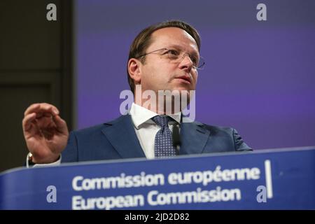 Brüssel, Region Brüssel-Hauptstadt, Belgien. 17.. Juni 2022. Oliver Varhelyi, EU-Kommissar für Nachbarschaft und Erweiterung, bei einer Pressekonferenz über den EU-Beitrittsantrag der Ukraine, der Republik Moldau und Georgiens am 17. Juni 2022 am Sitz der Europäischen Kommission in Brüssel, Belgien. (Bild: © Valeria Mongelli/ZUMA Press Wire) Stockfoto