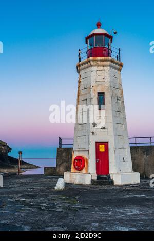 Sonnenuntergang über Lybster Leuchtturm und Hafen, Ostküste von Schottland, Großbritannien Stockfoto