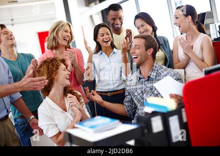 Ich habe bestanden. Aufnahme einer vielfältigen Gruppe von Mitarbeitern, die im Büro gute Nachrichten feiern. Stockfoto