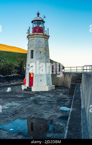 Sonnenuntergang über Lybster Leuchtturm und Hafen, Ostküste von Schottland, Großbritannien Stockfoto