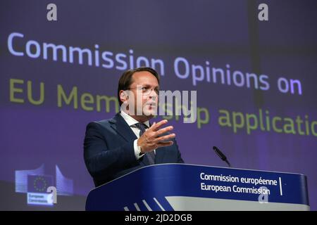 Brüssel, Region Brüssel-Hauptstadt, Belgien. 17.. Juni 2022. Oliver Varhelyi, EU-Kommissar für Nachbarschaft und Erweiterung, bei einer Pressekonferenz über den EU-Beitrittsantrag der Ukraine, der Republik Moldau und Georgiens am 17. Juni 2022 am Sitz der Europäischen Kommission in Brüssel, Belgien. (Bild: © Valeria Mongelli/ZUMA Press Wire) Stockfoto