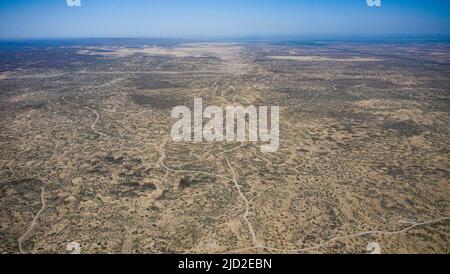 (220617) -- YINCHUAN, 17. Juni 2022 (Xinhua) -- Luftfoto vom 16. Juni 2022 zeigt einen Blick auf das Baijitan National Ecological Reserve von Lingwu, die Autonome Region Ningxia Hui im Nordwesten Chinas. Dank drei Generationen engagierter Sandkontrollmaßnahmen wurde im Baijitan National Ecological Reserve von Lingwu am südwestlichen Rand der riesigen Maowusu-Wüste eine 42.000 Hektar große Oase geschaffen. Die Oase ist mittlerweile zu einer wichtigen Schutzbarriere für das ökologische System im Nordwesten Chinas geworden. Um die Wüste effektiv zu kontrollieren, haben sich die Einheimischen der Entwicklung verschrieben Stockfoto